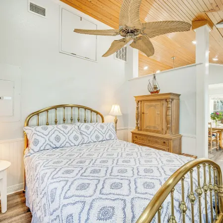 Hot Tub and Fire Pit Lakefront Home on Lake Eloise