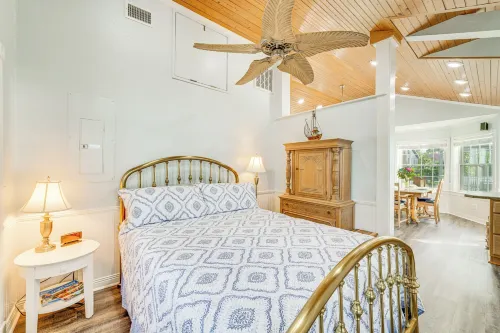 Hot Tub and Fire Pit Lakefront Home on Lake Eloise