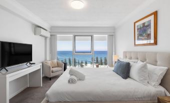 Burleigh Headland 2 Bedroom Stay, Just a Stones Throw from the Beach!