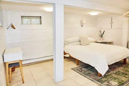 A Serene 2 Bdrm Bungalow Just One Block from the Beach, Just Off the Beaten Path Отели рядом с достопримечательностью «Заказник Джамайка Бэй»