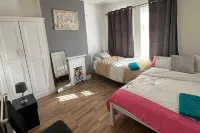 4 Bed House - Sleeps 10 - Garden - Parking - Wifi