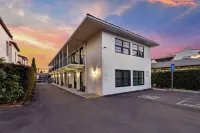Casa Jardin Hotels near Stearns Wharf