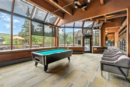 Ski-in/Ski-Out Access and Modern Kitchenette - Cozy Mountain Retreat Отели рядом с достопримечательностью «Квандари Пик Трейлхед»