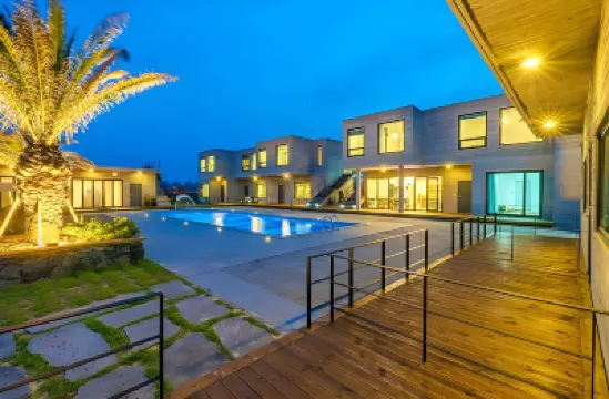 Lunamar Pension Hoteles cerca de Gimnyeong Beach