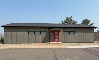 Walk to Trail: 'lookout Landing' Newly Built Home!