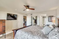 Walkable Waterfront Oasis w/ London Bridge Views! - ビーチサイド