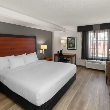 La Quinta Inn & Suites by Wyndham San Antonio Airport