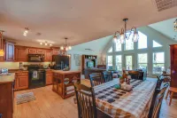 Lakemont Retreat Game Room, Hot Tub, and Mtn Views! - Kylpylä