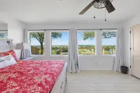 Guadalupe Bluff Farmhouse 3 Bedroom Home by Redawning - موقف سيارات