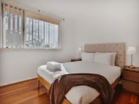 Restful Canberra Retreat in Spacious Terrace Home Hotels in Deakin