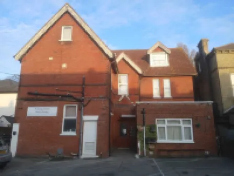 Ground-Floor Family Studio Apartment with Double and Single Beds – Free Parking Hotels near Haslar Marina