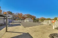 Steps to Lake Tanglwood: Tranquil Wooded Retreat - de charme