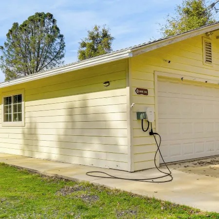 Private Lake, Hot Tub & EV Charger: Mariposa Home!