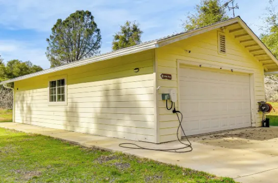 私人湖泊、熱水浴缸和電動車充電器：馬裏波薩家庭住宅！