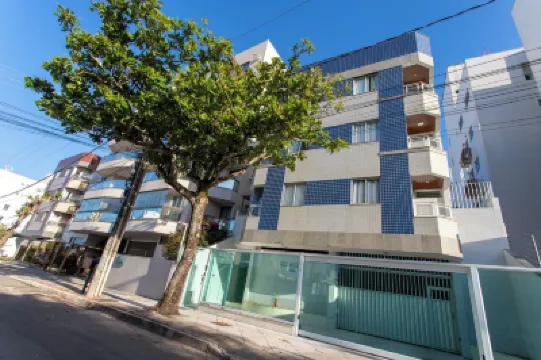 Apto Pet Friendly com Garagem na Enseada Azul Hôtels à : 