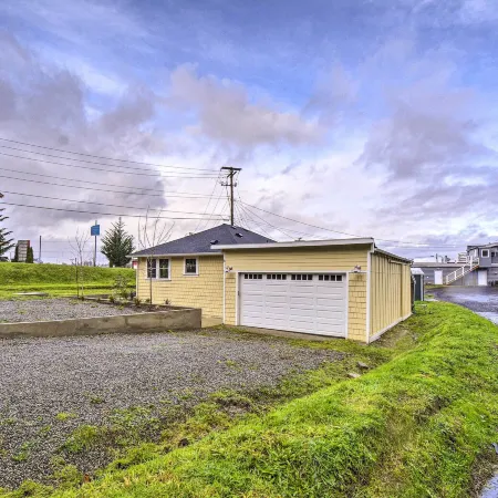Updated Port Orchard Home, Walk to Waterfront