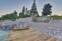 East Tawas Cabin w/ Lake Huron Access & Views - واي فاي