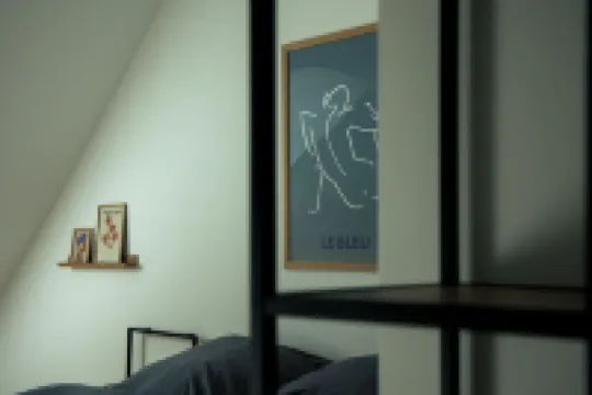 Moderne Stadt Zimmer mit eigenem Bad