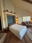 Talisman Amazing Views!! Walk to Uptown: Sleeps 4