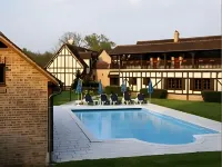 L'Orée des Chênes, the Originals Relais - Swimmingpools