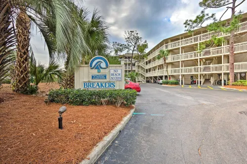 Ocean Views + Pool Access: Hilton Head Getaway - Villas