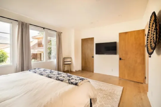 3-Bedroom King Size New Build Apartment in Charming Carpinteria with WiFi, AC.