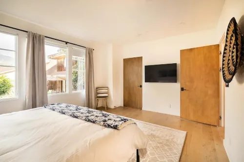 3-Bedroom King Size New Build Apartment in Charming Carpinteria with WiFi, AC.
