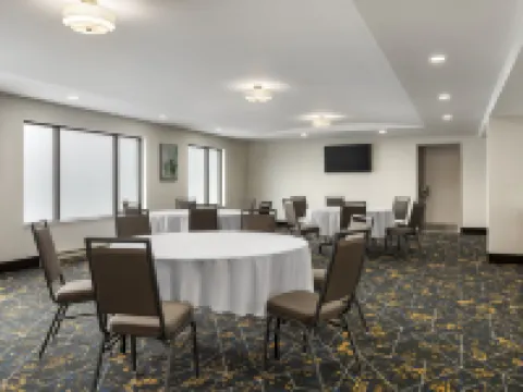 Hampton Inn & Suites by Hilton Montreal-Dorval ドルヴァルのホテル