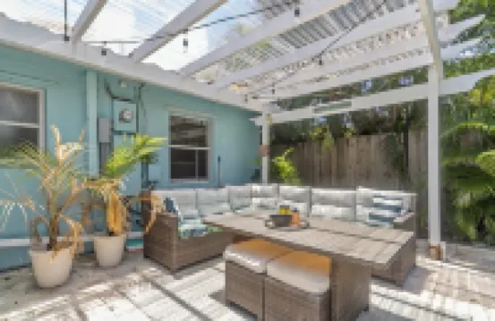 Lush Tropical Oasis! Heated Pool, 1 Mile to Downtown, 2 Miles to Public Beach