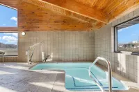 AmericInn by Wyndham Bismarck - Hot Tub