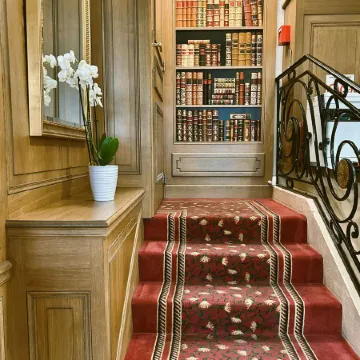 Hôtel De Varenne Отели рядом с достопримечательностью «Матиньонский дворец»