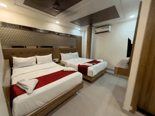 Hotel Hometown - Near BKC