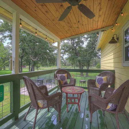Farmhouse Charm 10 Min to Downtown, Pet Friendly!