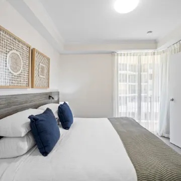 Beachside 2-Bed with Pools, Gym, BBQ and Parking