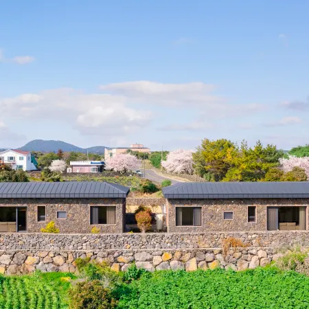 Jeju Doldam House Pool Villa Отели рядом с достопримечательностью «Пляж Пёсон»