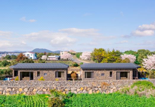 표선 돌담집 야간 전경