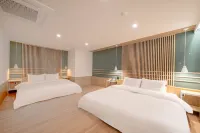 Hotel Zara - Motels