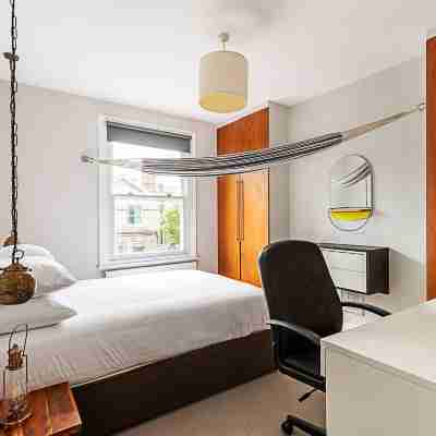 Rustic and Contemporary Haven in Brixton Rooms