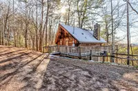Cute Studio Cabin! Views! Private. Hot Tub. Relax!