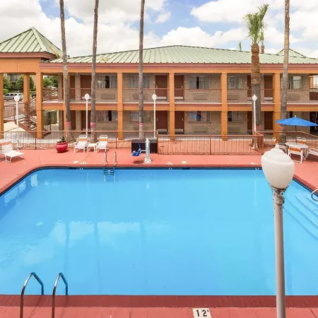 Econo Lodge Inn & Suites