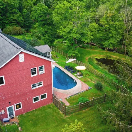 Longview Pond Lodge by AvantStay