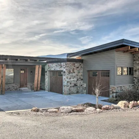 Modern Townhome w/ Mtn Views < 7 Mi to Ski Resorts