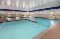 La Quinta Inn & Suites by Wyndham Minot - С бассейном