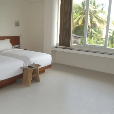 L Bajo Hotel