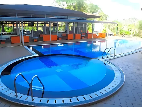 Horison Ultima Makassar - piscine