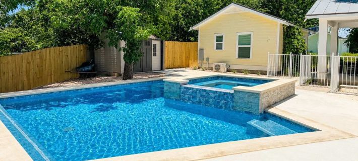 The Grove D with Hot Tub & King Beds - Walk to Main Hotels in Fredericksburg
