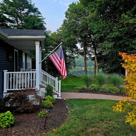 The Bungalow at Eagleville Lake Under 3 miles to UCONN!