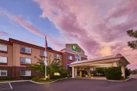 Holiday Inn Express & Suites MEDFORD-CENTRAL POINT by IHG - parking