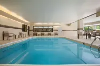 Courtyard Springfield - مسبح