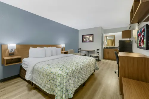 HomeTowne Studios by Red Roof Buffalo - Niagara Airport - parking